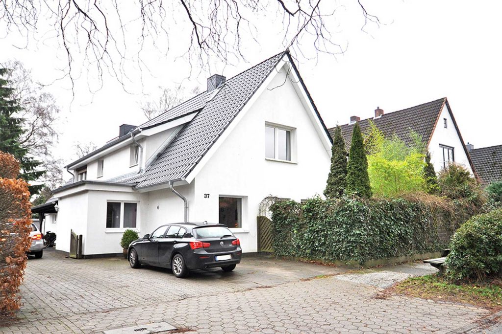 Modernes Doppelhaus in Hamburg Volksdorf mit Vorgarten