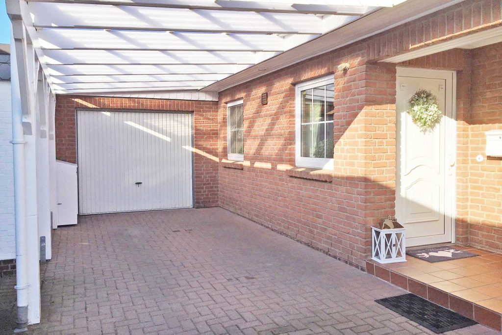 Außenansicht eines Bungalows in Elmenhorst – Eingang und Garage