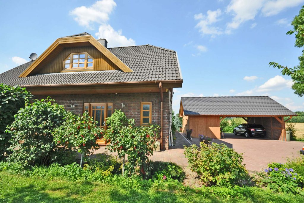 Außenansicht eines großen Einfamilienhauses in Hammoor