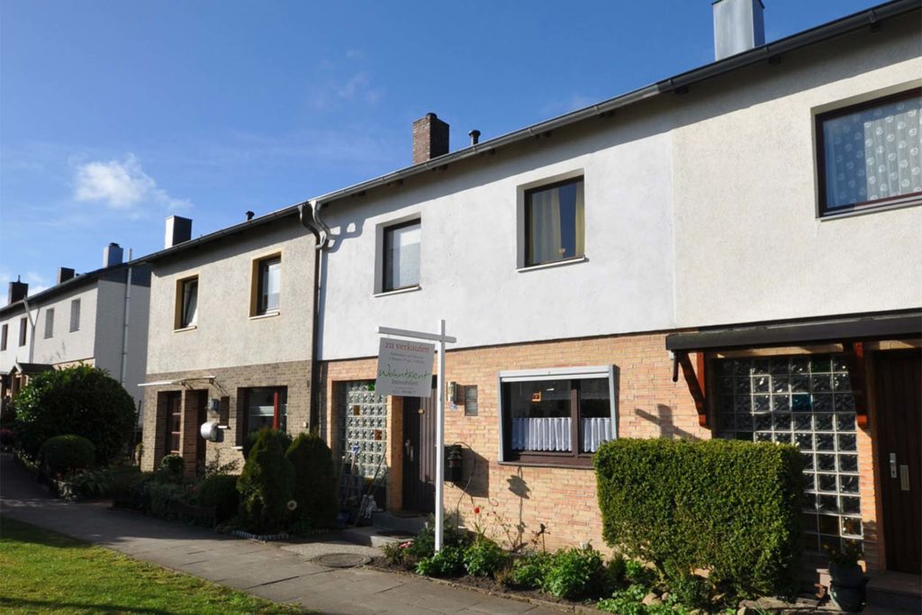 Reihenhaus in Bargteheide mit Verkaufsschild von Wohntalent Immobilien