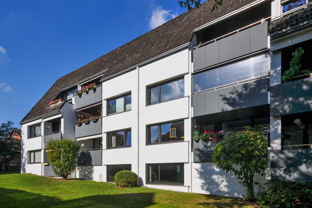 Außenansicht eines Mehrfamilienhauses in Ahrensburg