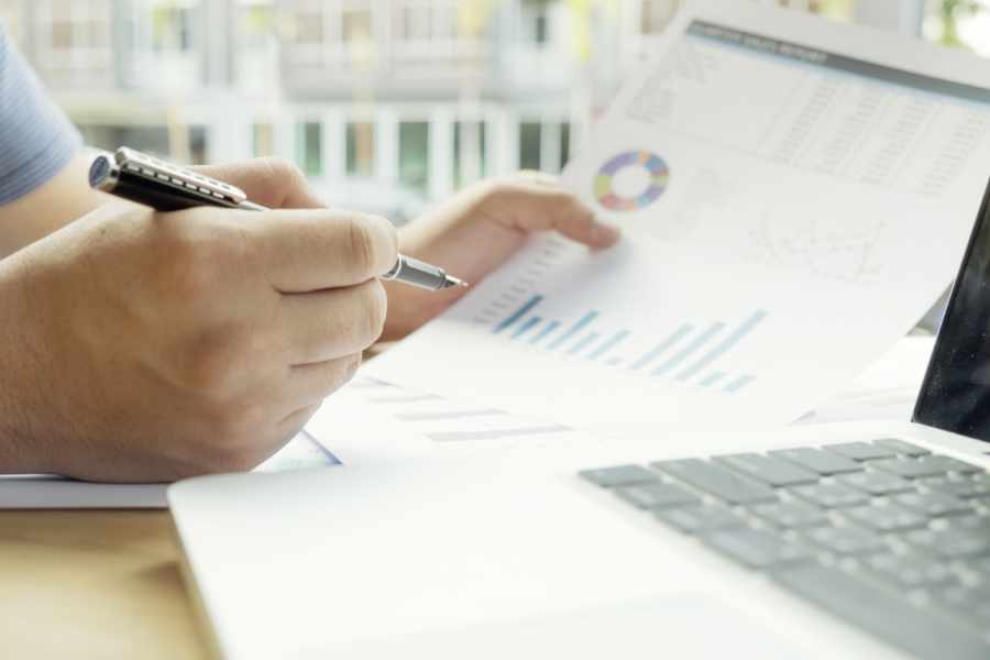 Professionelle Wertermittlung – Markler analysiert Marktdaten für Immobilienbewertung