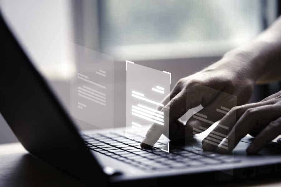 Ertragswertverfahren zur Immobilienbewertung – Analyse auf Laptop
