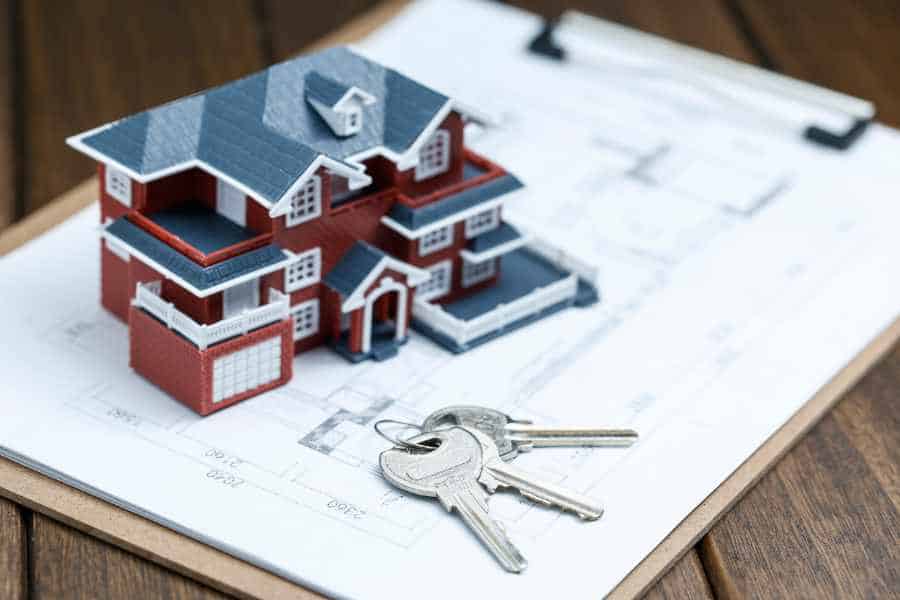 Hausverkauf durch Immobilienmakler – Modellhaus und Schlüsselbund
