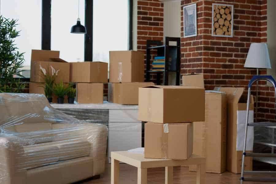 Gestapelte Umzugskartons in Haus – Vorbereitung auf Immobilienverkauf