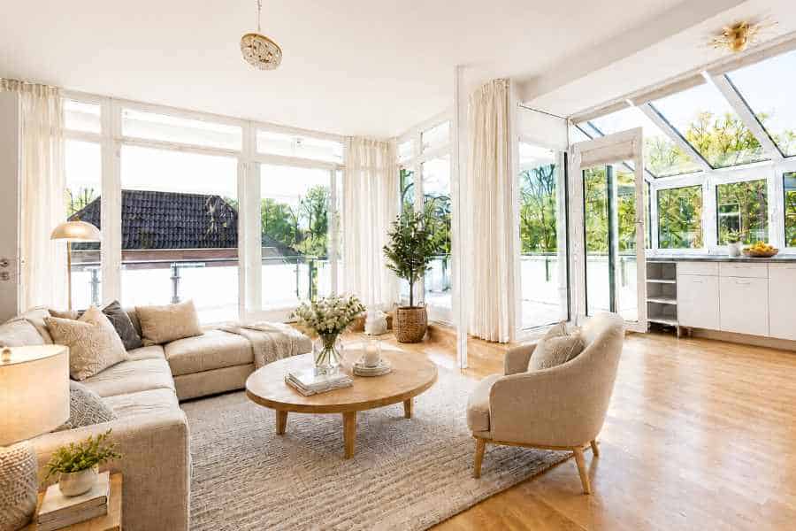 Wohnzimmer der Penthouse-Wohnung bei Hamburg mit großen Fenstern